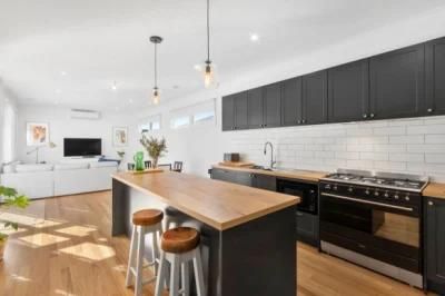 Scratch-Resistant Brown Benchtop Black Appliances Shaker Cabinets for Kitchen with Island