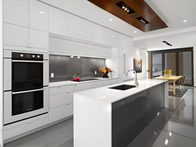 Modern White High Gloss and Oak Color Kitchen Cabinets with Island and Breakfast Bar