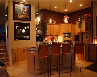 Custom Warm European Style Luxurious Integrated Solid Wood Kitchen Cabinet