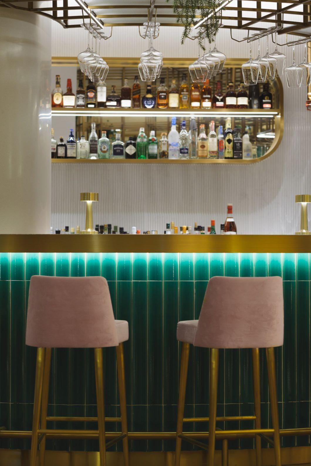 Modern Restaurant Furniture with Bar Station and Stool Set for Hotel Bar Area